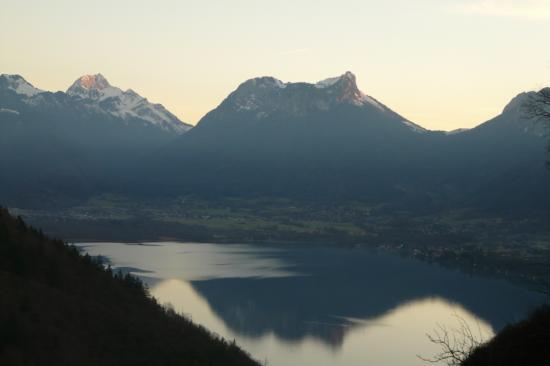 Le massif des Bauges au delà du lac d' Annecy