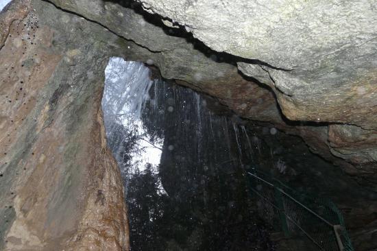 la cascade vue depuis le chemin