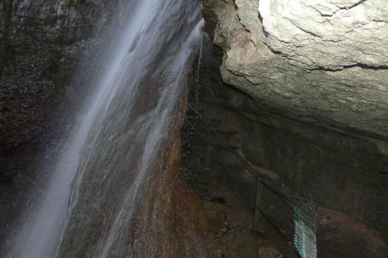 Le passage sous la première cascade d' Angon