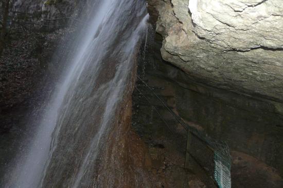 Le passage sous la première cascade d' Angon