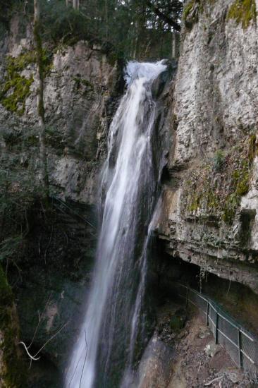 La cascade au dessus du chemin