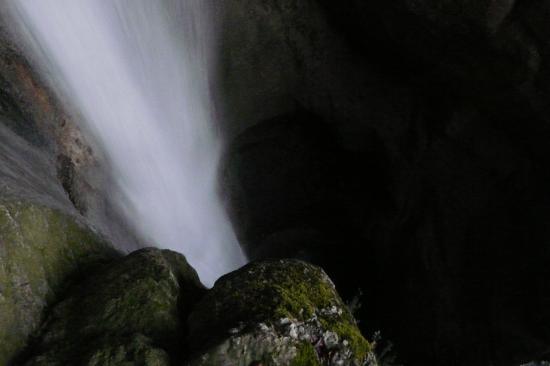 ça décoiffe ! c' est aussi le départ d'un rappel de canyoning !