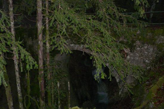 Le pont des fées au dessus d'un des torrent alimentant une des cascades