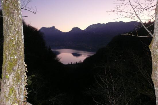 Le lac d' Annecy dans le soleil couchant depuis les cascades