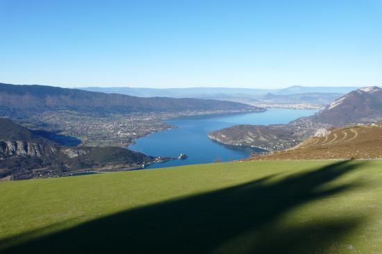 l' aire d' envol en synthétique ... direct vers le lac d' Annecy !