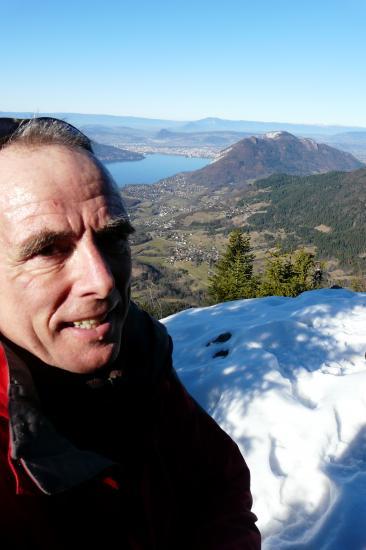 Sur les rochers dominant la Forclaz et le lac d' Annecy