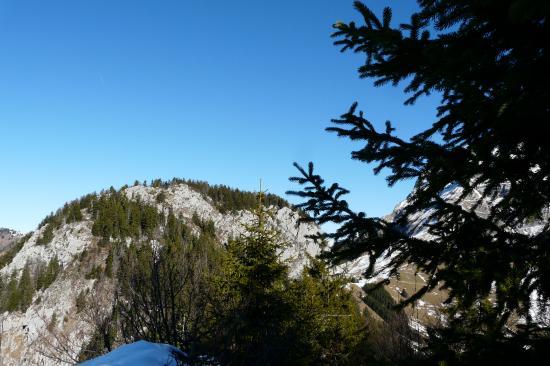 le rocher du Roux sous le col de l' Aulp