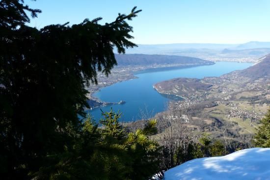 belle vue sur le lac d' Annecy depuis les rochers au dessus de la Forclaz