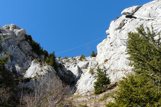 une des tyroliennes de la via privée du rocher du Roux