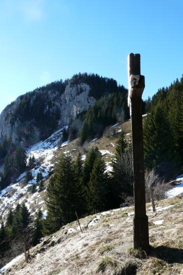 Le rocher de la via ferrata privée depuis le col de l' Aulp