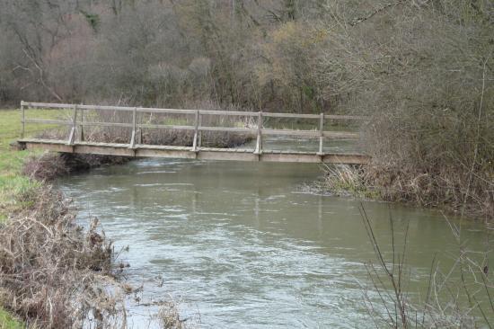 La passerelle sur la Bouvade au bas de Moutrot