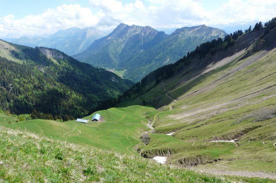 vue sur les chalets du drison depuis le col