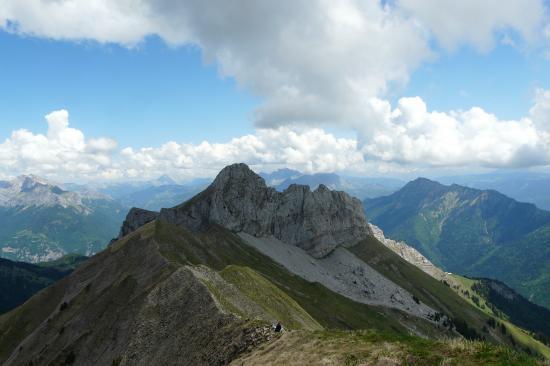 vue large traversée chaurionde sambuy,au loin la tournette