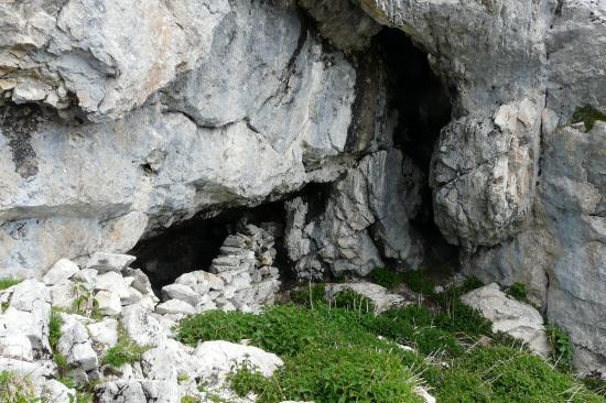 la grotte sous la sambuy peu avant la rampe d' accès