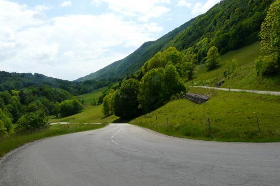 les premiers lacets du col des prés après Aillon le Jeune (74)