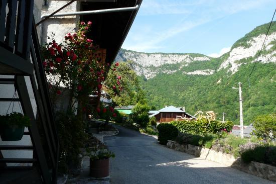 le hameau de la Lovetaz et au fond le site de la cascade et de la grotte de la Doria