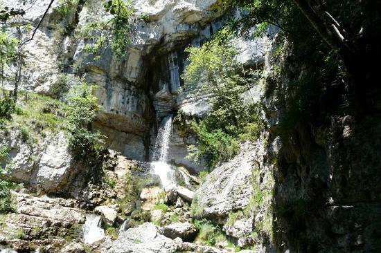 le site de la cascade de la Doria avec la grotte sur la droite de la résurgence
