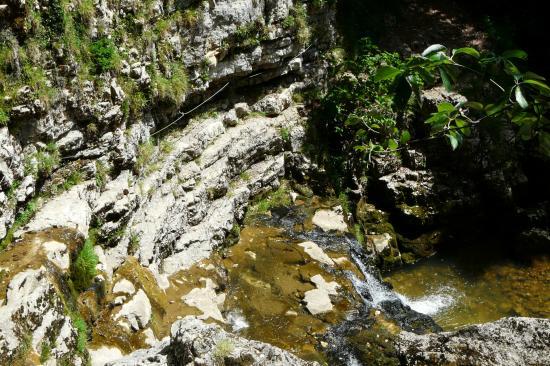 le passage câblé sous la cascade de la Doria