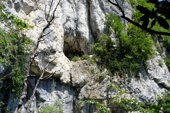 La grotte de la Doria depuis Lovetaz (St Jean d’ Arvey) (Savoie)