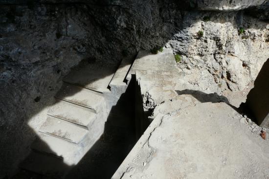 escalier intérieur qui mène au deuxième étage