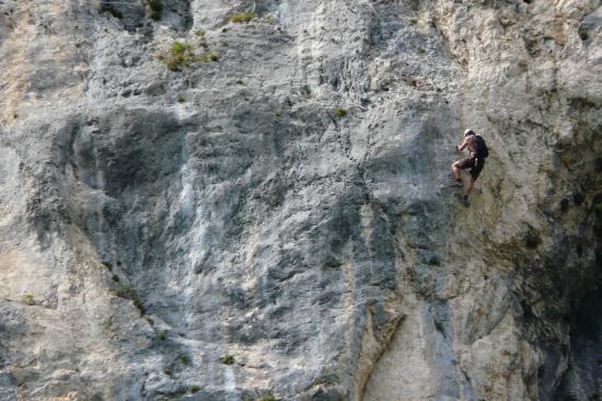 ferratiste dans le premier surplomb de la jule caret (St Jean d'Arvey)(73)