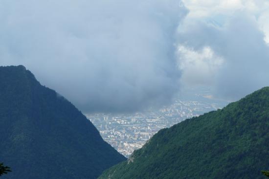 trouée dans les nuages, vue sur l' agglo de Grenoble