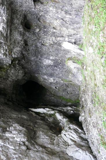 la grotte dans le présumé raccourci (chamechaude par le jardin) la grotte dans le présumé raccourci (chamechaude par le jardin)