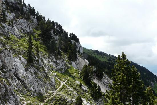 depuis le jardin, le chemin arrive à hauteur de la cheminée accèdant au sommet de chamechaude