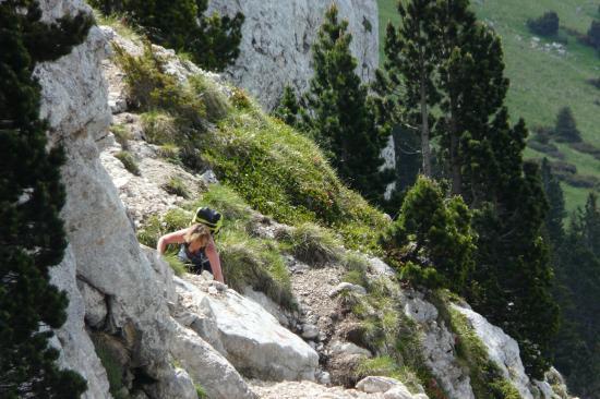 randonneuse engagée dans la montée de la cheminée de chamechaude depuis le jardin