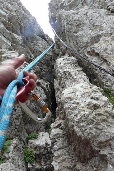 les premiers mètres du rappel de la brêche arnaud le début de la descente et le descendeur autobloquant mascott