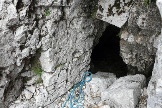 une grotte juste au bas de la descente en rappel une grotte juste au bas de la descente en rappel