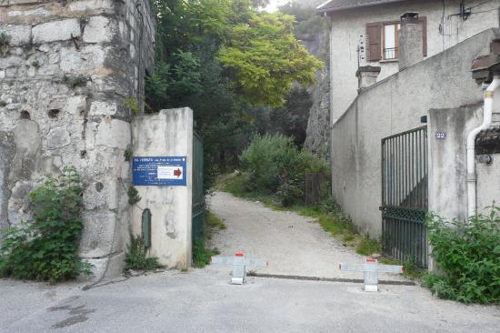 porte d' accès au départ de la via deouis le parking de l' esplanade à greoble