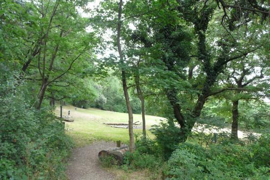 dans le parc de la bastiile, à l' intermédiaire entre les deux vias