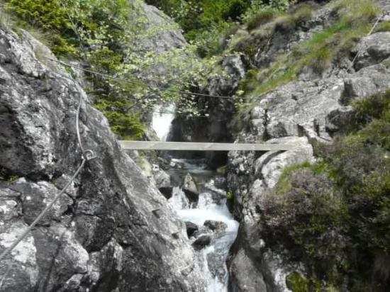 passage au dessus de la cascade