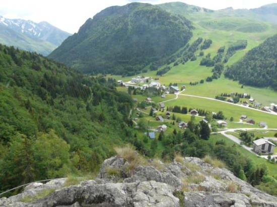 vue sur une partie de l'alpe du grand serre depuis la via ferrata de la cascade