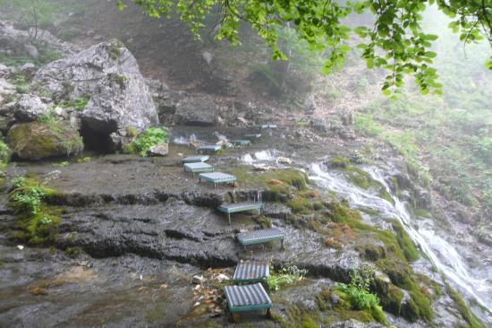 passage aménagé au bas de la cascade de la source du guiers