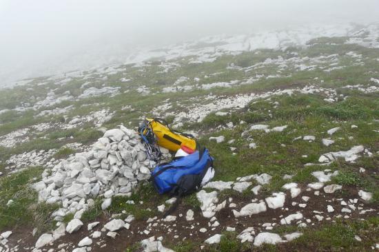 sacs spéléos en attente du retour de leur propriétaire parts chercher l' entrée du gouffre ! sacs spéléos en attente du retour de leur propriétaire parts chercher l' entrée du gouffre !
