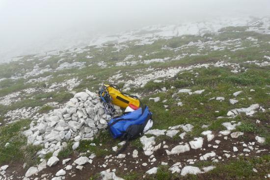 sacs spéléos en attente du retour de leur propriétaire parts chercher l' entrée du gouffre !