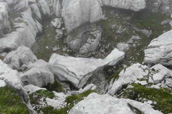 de la neige dans le lapiaz, l' entrée du gouffre se trouve sans doute dans une de ces infractuosités mais laquelle ? ! de la neige dans le lapiaz, l' entrée du gouffre se trouve sans doute dans une de ces infractuosités mais laquelle ? ! !