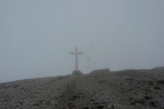 la croix de la dent de Crolles dans le brouillard