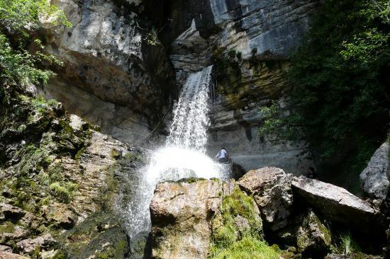 on peut passer sous la cascade