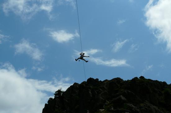 superbe descente de tyrolienne à Villefort - attention elle est rapide !