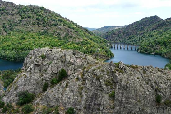 via ferrata du lac de Villefort depuis le chemin du retour (le parcours est côté lac)