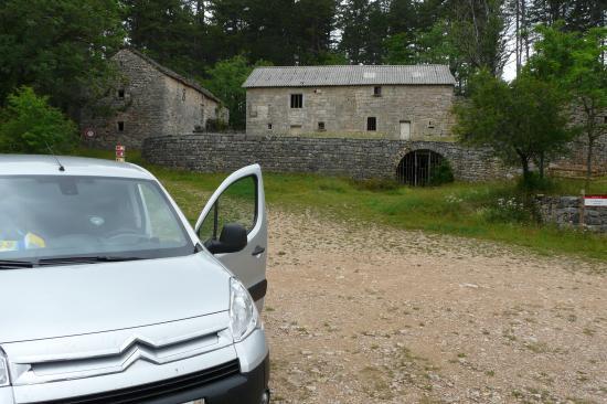 parking forestier de la via de mende devant le réservoir