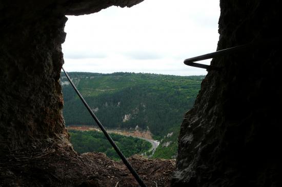 Via de mende, passage de la lucarne dans la falaise