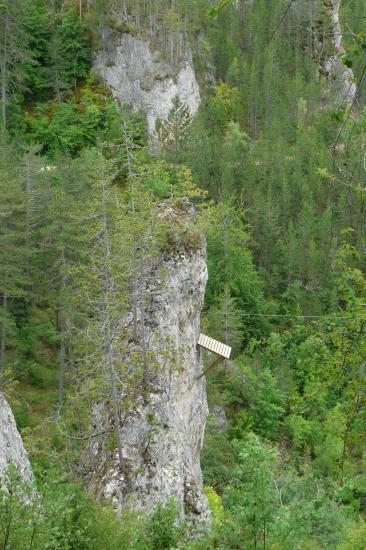 via ferrata de Mende, l' arrivée de la tyrolienne sur l' aiguille rocheuse !