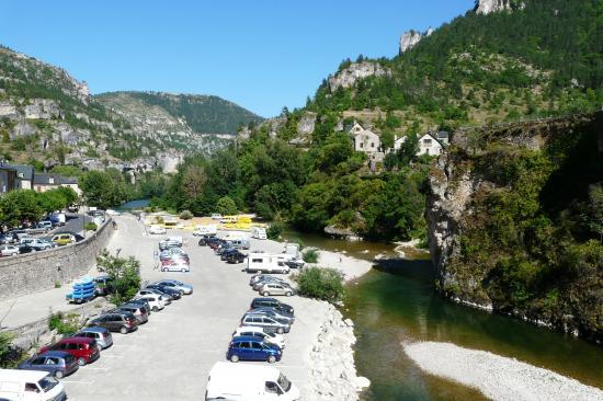 Parking Ste Enimie au bord du tarn