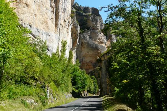 passage sous le rocher(circuit vélo gorges du tarn)