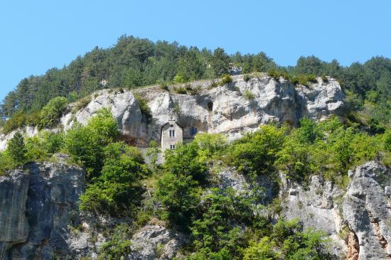 la petite chapelle nichée dans la falaise au dessus de Ste Enimie