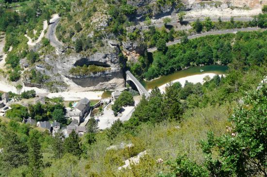 St Chély du Tarn vu de l' autre versant des gorges du Tarn